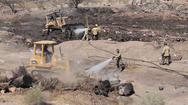 Bomberos de Hermosillo trabajan en prevenir que zona de Vado del Río se vuelva a incendiar