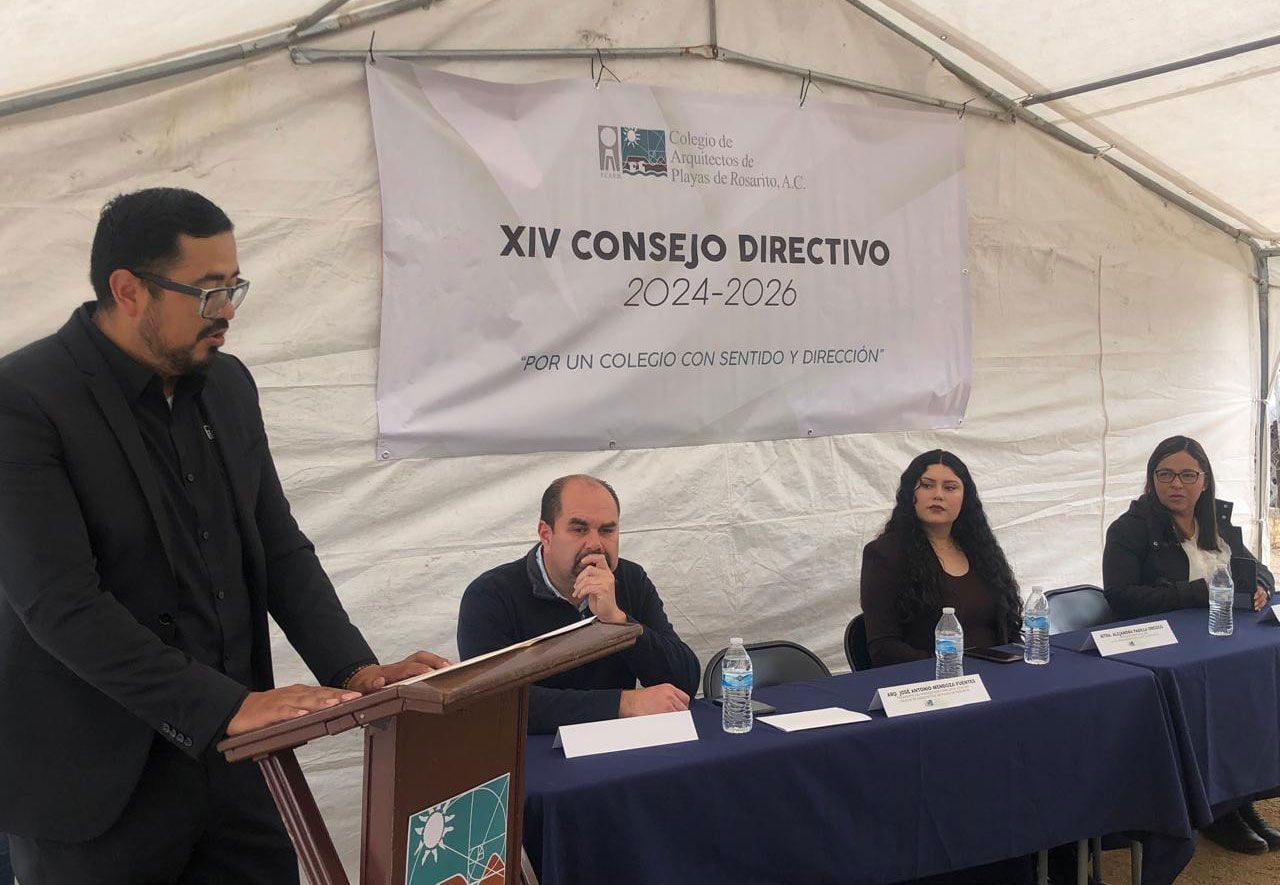 José Antonio Mendoza Fuentes durante su primer discurso somo presidente del Colegio de Arquitectos de Rosarito.