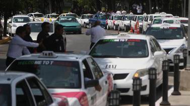 Taxis inician competencia contra Uber