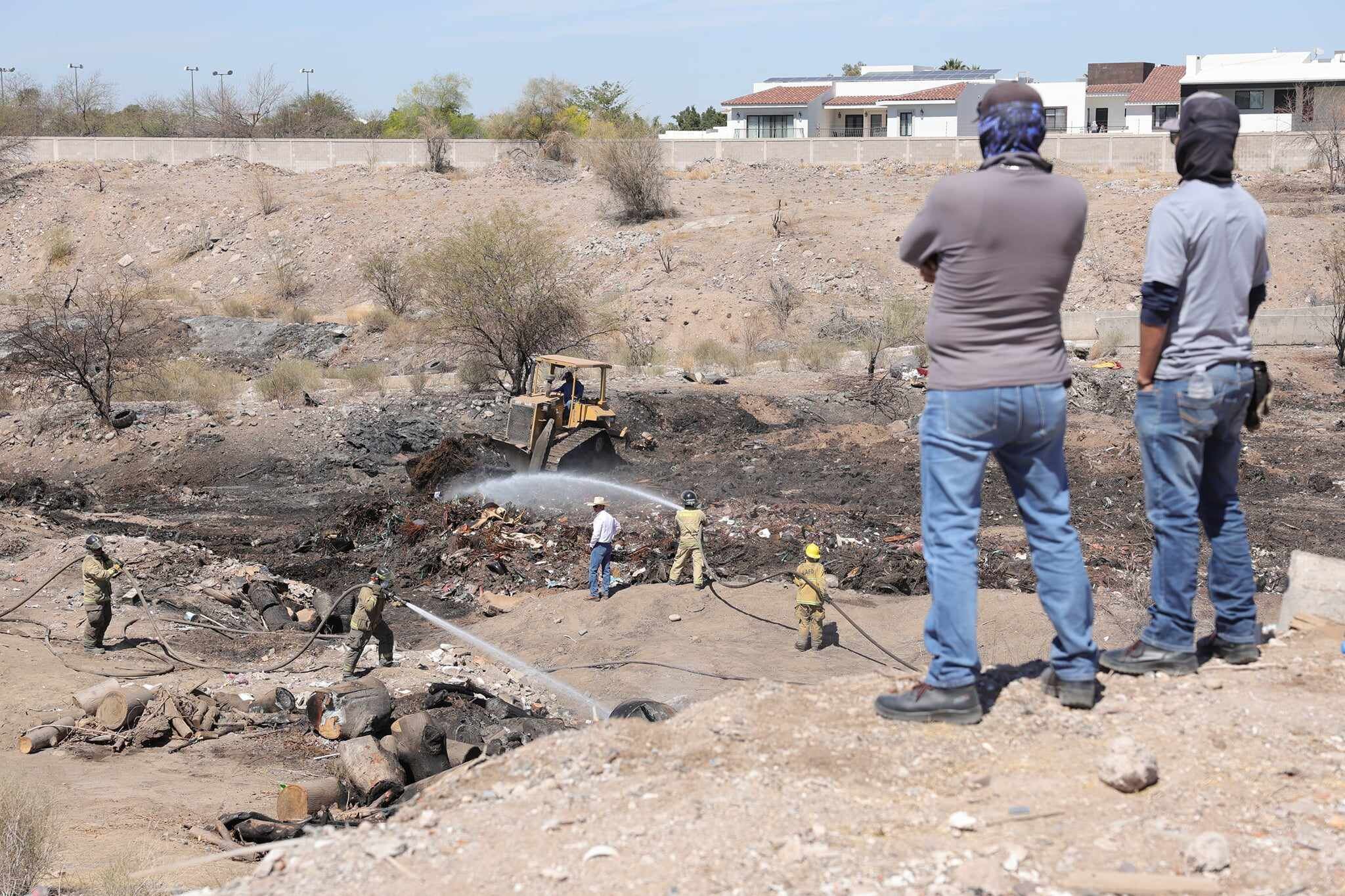 Bomberos de Hermosillo trabajan en prevenir que zona de Vado del Río se vuelva a incendiar. FOTO: JULIÁN ORTEGA