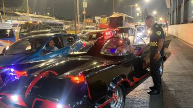 “Batman mexicano” recibe una “batimulta” por invadir carril del metrobus en CDMX 