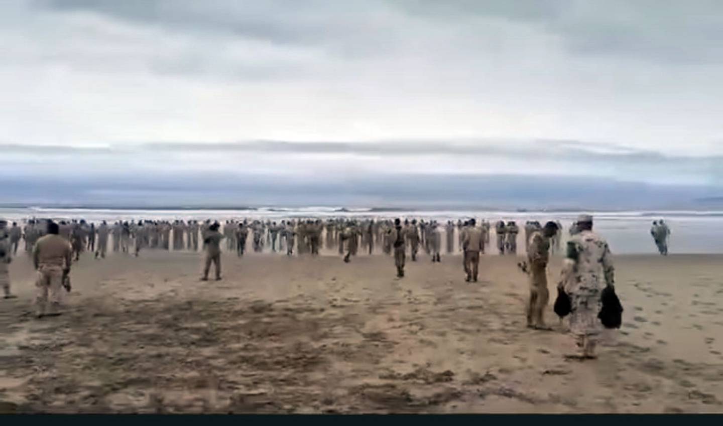 En uno de los videos se puede apreciar que son decenas de soldados los que corrieron hacia el mar, y uno, que se presume es el teniente, se queda observando desde la arena, también se puede percibir el oleaje intenso que había en la zona.