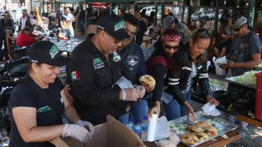 Alimentan motociclistas a los más necesitados en distintos puntos