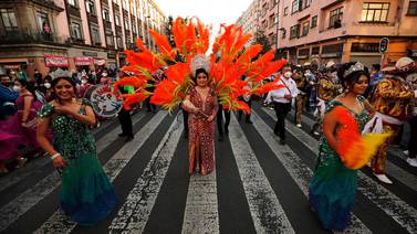 Ciudad de México celebra desfile de chinelos, una parodia de la colonia