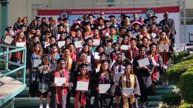 Celebran en Tijuana su graduación College de EU