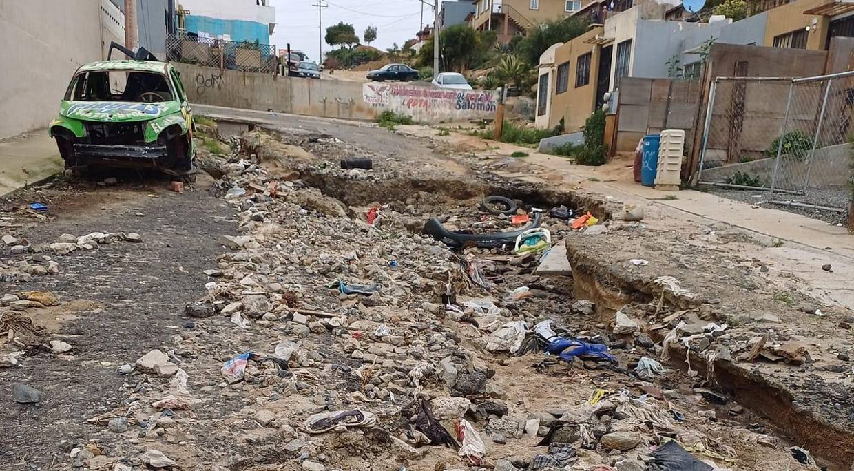 Calle Delfín se ha vuelto un basurero tras socavón