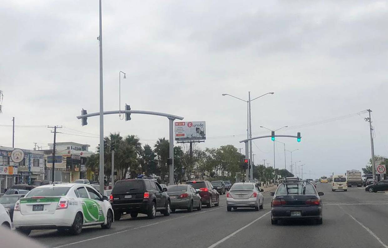 Los semáforos en el bulevar Benito Juárez presentan constantes fallas.