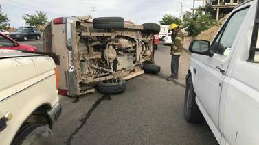 VIDEO: Automovilista que cortó carril de circulación provocó un choque en Nogales
