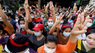 Miles de birmanos toman las calles de Rangún en protesta contra el golpe de Estado 