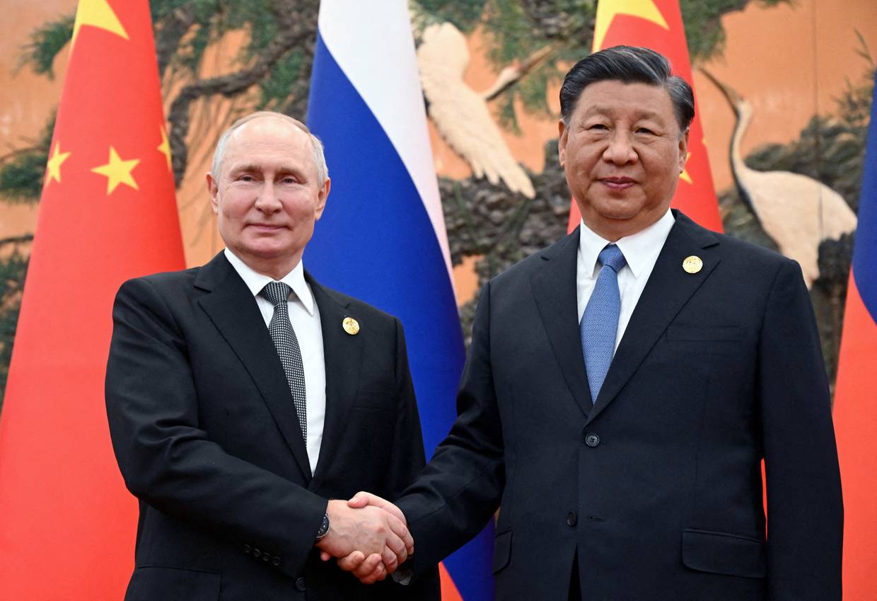 FOTO DE ARCHIVO: El presidente ruso, Vladímir Putin, estrecha la mano del presidente chino, Xi Jinping, durante una reunión en el Foro de la Franja y la Ruta en Pekín, China, 18 de octubre de 2023. Sputnik/Sergei Guneev/Pool vía REUTERS/File Photo.