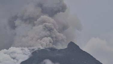 Evacuan a miles por erupciones en el monte Merapi y otros volcanes de Indonesia