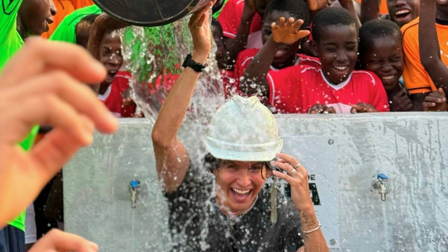 Alexis Omman construye un pozo de agua en África
