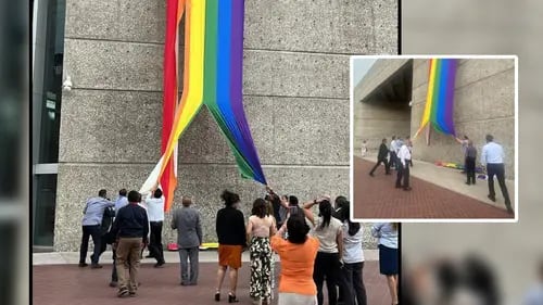 VIDEOS: Rompen bandera gay en oficinas de Infonavit en Cdmx
