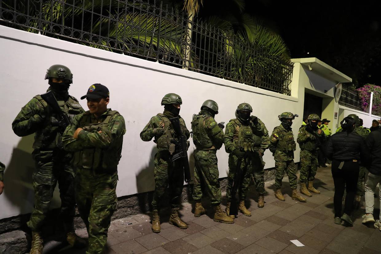 Miembros de un cuerpo de élite de la Policía ecuatoriana irrumpen en la Embajada de México en Quito para arrestar al exvicepresidente Jorge Glas. EFE/ Jose Jacome