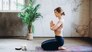 3 posturas de yoga para aliviar el estreñimiento y promover la digestión saludable