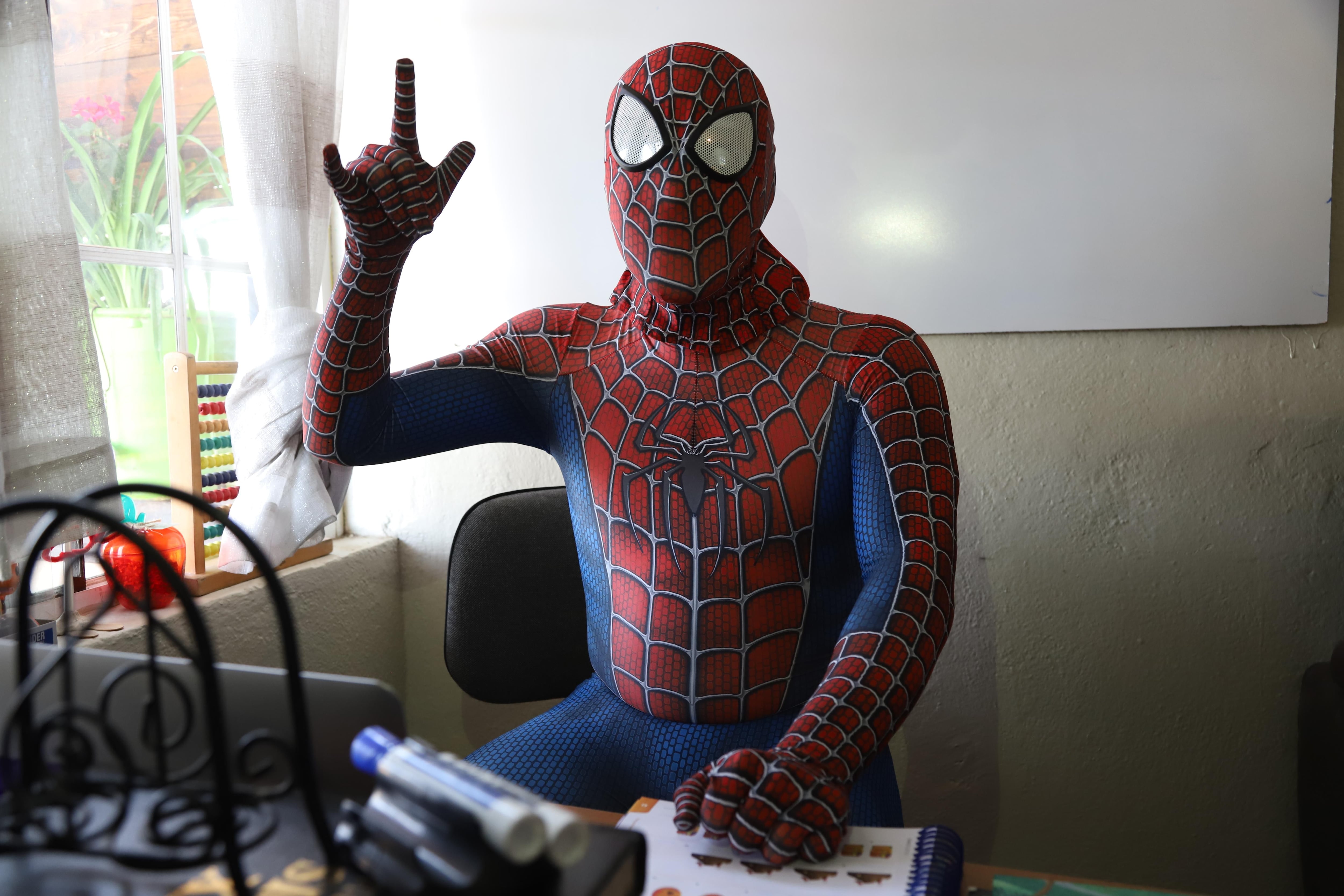 Yahir Vargas Toledo es el profesor que se disfrazo del hombre araña para hacer más amenas las clases con sus alumnos de segundo grado de primaria através de las clases en línea y que se hizo viral en redes sociales por tan singular propuesta.
