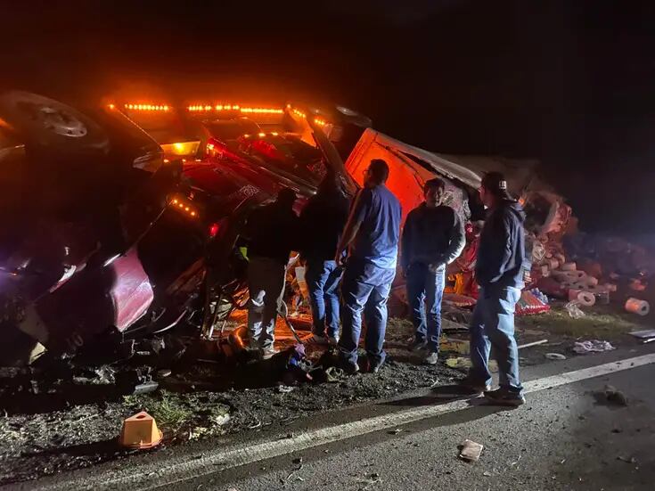 Vuelca camión de carga en la autopista La Rumorosa, el conductor falleció
