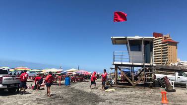 Advierten con bandera roja sobre corrientes peligrosas en playas de Rosarito