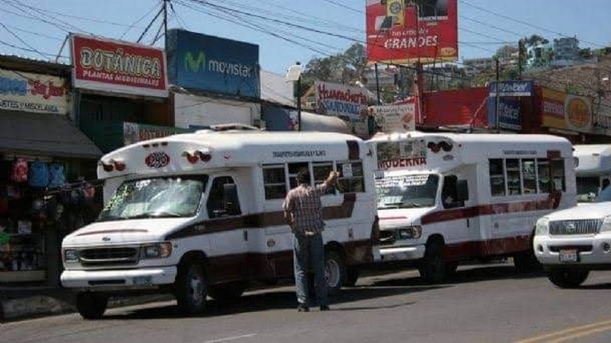 Son constantes las quejas contra el transporte público en Ensenada.