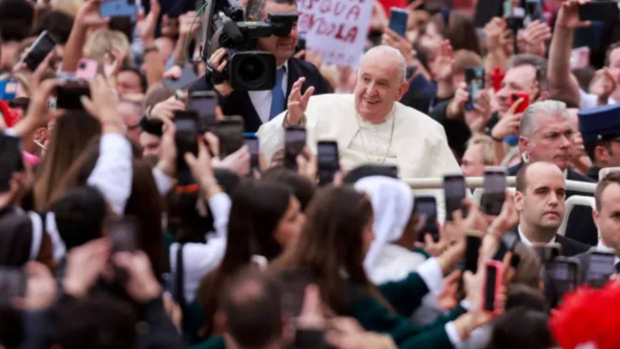 El líder de 87 años, a pesar de las preocupaciones sobre su salud, encabezó la misa de Pascua en el Vaticano. Foto: Reuters
