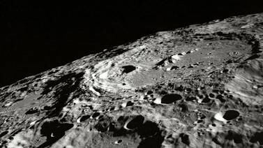 La NASA localiza un objeto que gira alrededor de la luna