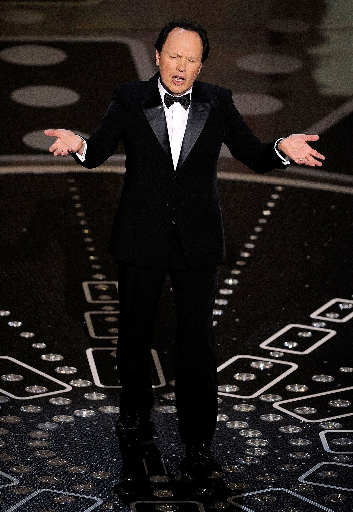 ARCHIVO- El actor y comediante Billy Crystal habla en su papel como anfitrión de la 83a entrega de los Premios de la Academia en Los Angeles el 27 de febrero de 2011. Crystal ha sido anfitrión de los Oscar en nueve ocasiones. (Foto AP/Mark J. Terrill, archivo)