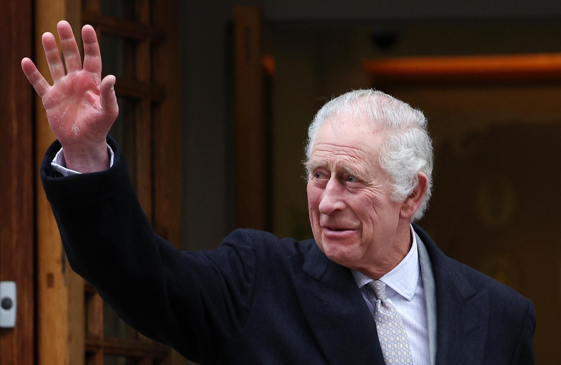 Londres (Reino Unido), 29/01/2024.- El rey Carlos III sale de la clínica de Londres, Reino Unido, este lunes. El rey Carlos III abandonó el hospital tras un tratamiento de próstata. EFE/ANDY RAIN

