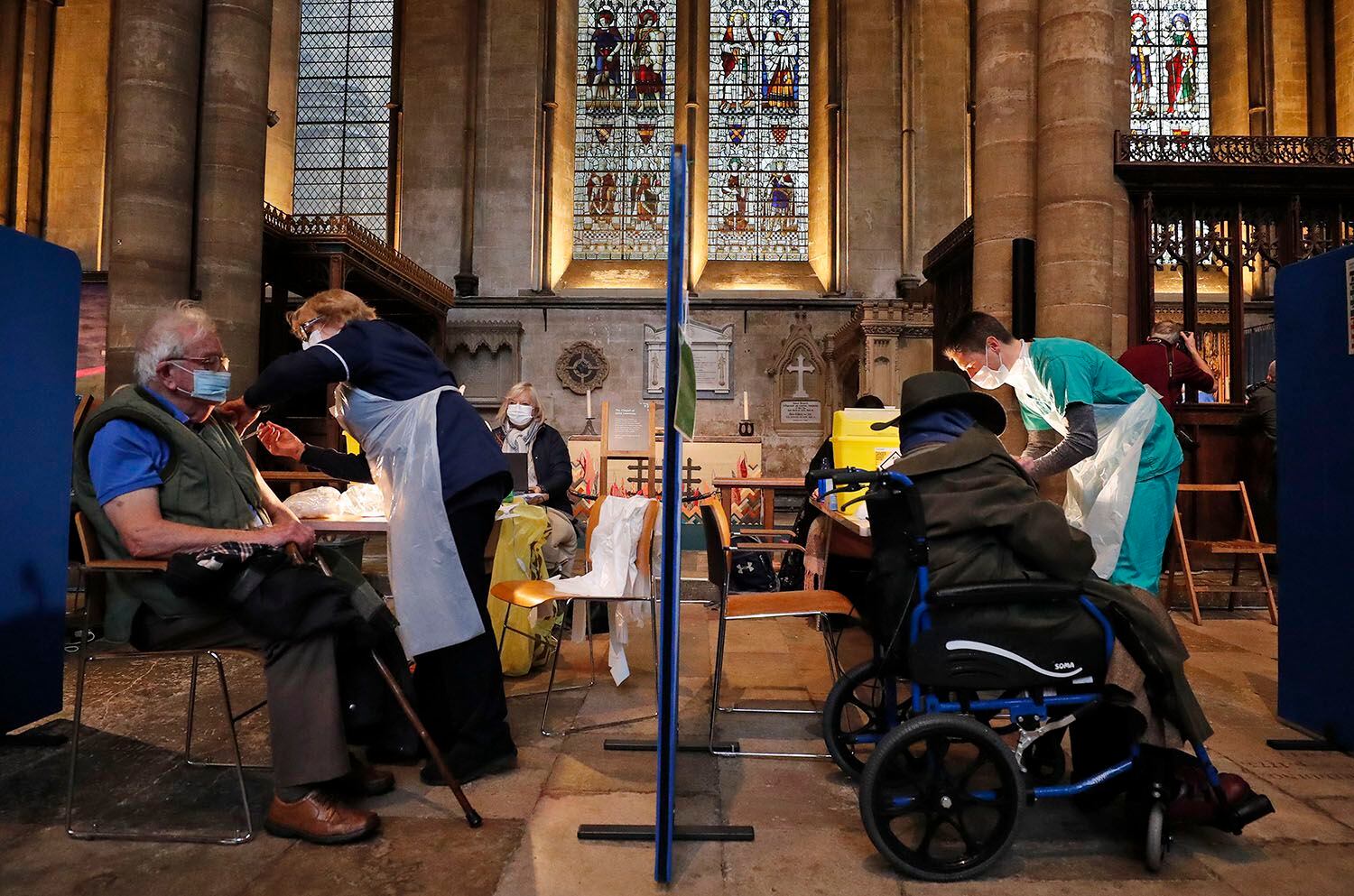 Pacientes de edad avanzada son vacunados contra el COVID-19 en la Catedral de Salisbury, Inglaterra, el 20 de enero del 2021. (AP Photo/Frank Augstein)