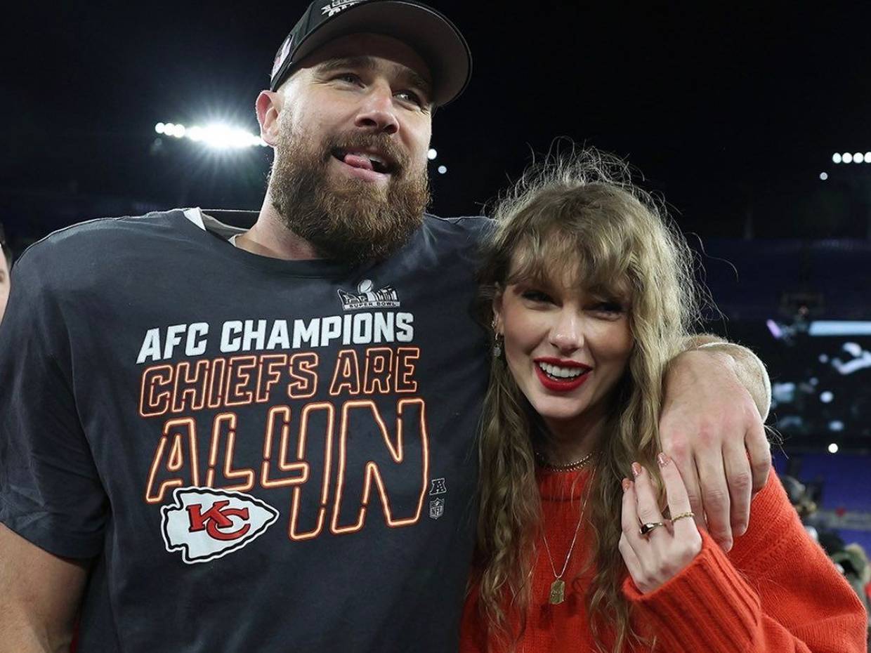 Taylor Swift y Travis Kelce festejando el triunfo de los Chiefs