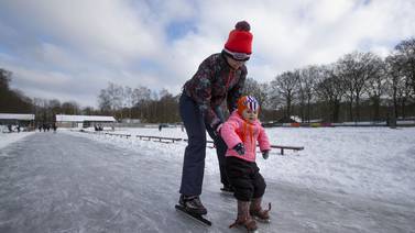 Pese a la pandemia, los holandeses quieren patinar en hielo