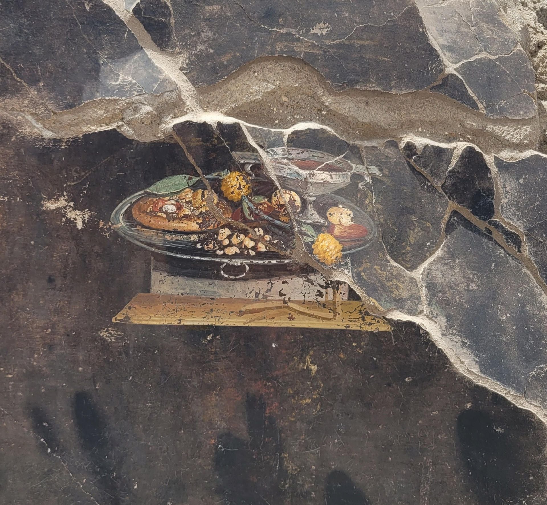 El análisis de un fresco que representa una naturaleza muerta descubierto recientemente en las nuevas excavaciones en Pompeya, la ciudad del sur de Italia destruida por el volcán Vesubio en el 79 d. C., han mostrado un sorprendente descubrimiento, pues aparece lo que podría ser un plato antepasado de la actual pizza, informó hoy el área arqueológica en una nota. EFE/Parque Arqueológico De Pompeya *****SOLO USO EDITORIAL/SOLO DISPONIBLE PARA ILUSTRAR LA NOTICIA QUE ACOMPAÑA (CRÉDITO OBLIGATORIO) *****
