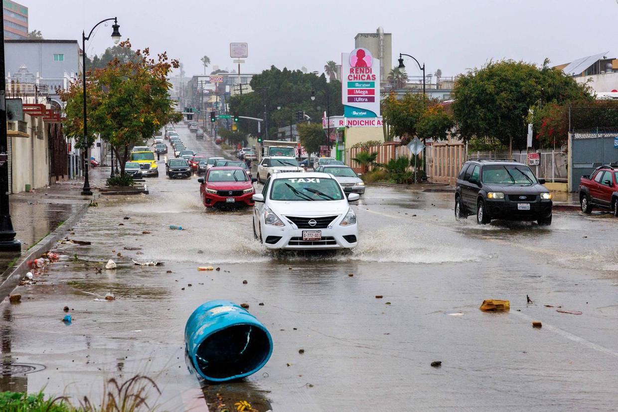 La basura provocó que se inundara la zona Centro de Tijuana.