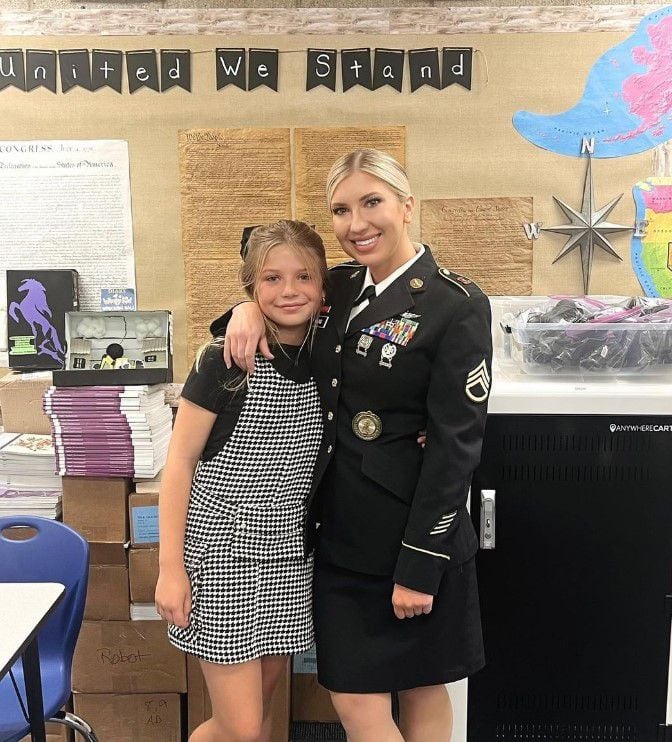 La sargento Michelle Young, de 34 años, se suicidó, dejando atrás a su hija de 12 años. Foto: Instagram