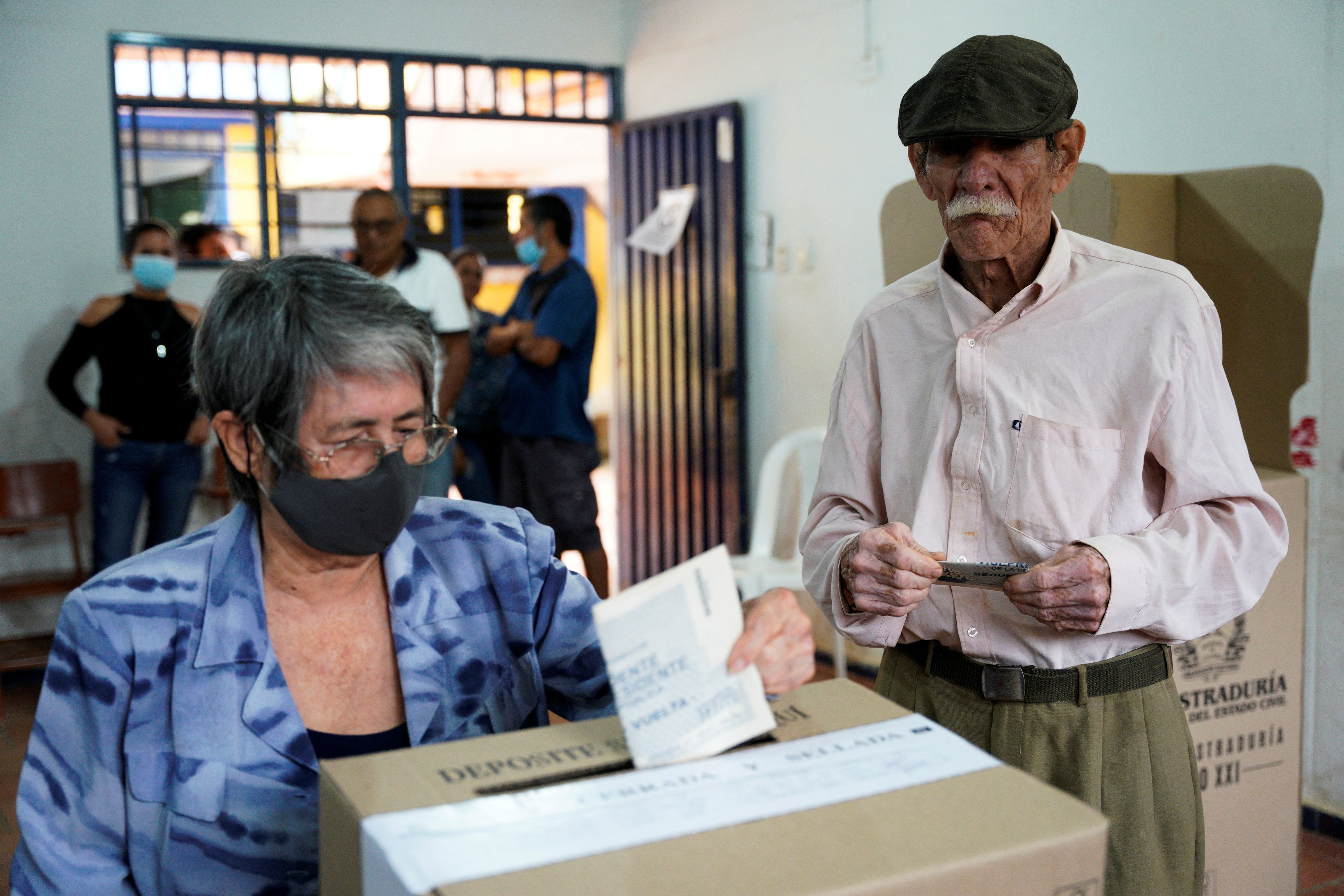Una persona deposita su voto en la urna durante la segunda vuelta de la elección presidencial de Colombia en un puesto electoral del municipio de Girón, en el departamento de Santander, Colombia, 19 de junio, 2022. REUTERS/Santiago Argos