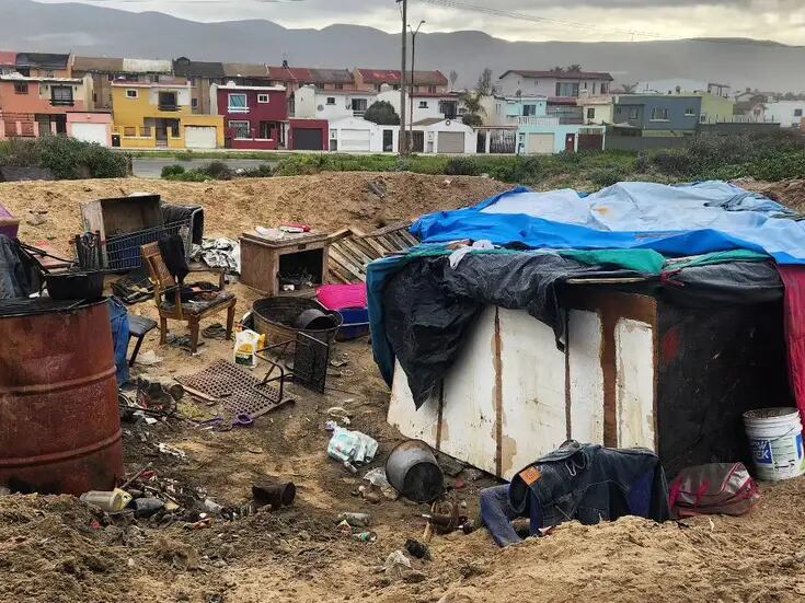 Personas en situación de calle construyen viviendas improvisadas cerca de la playa