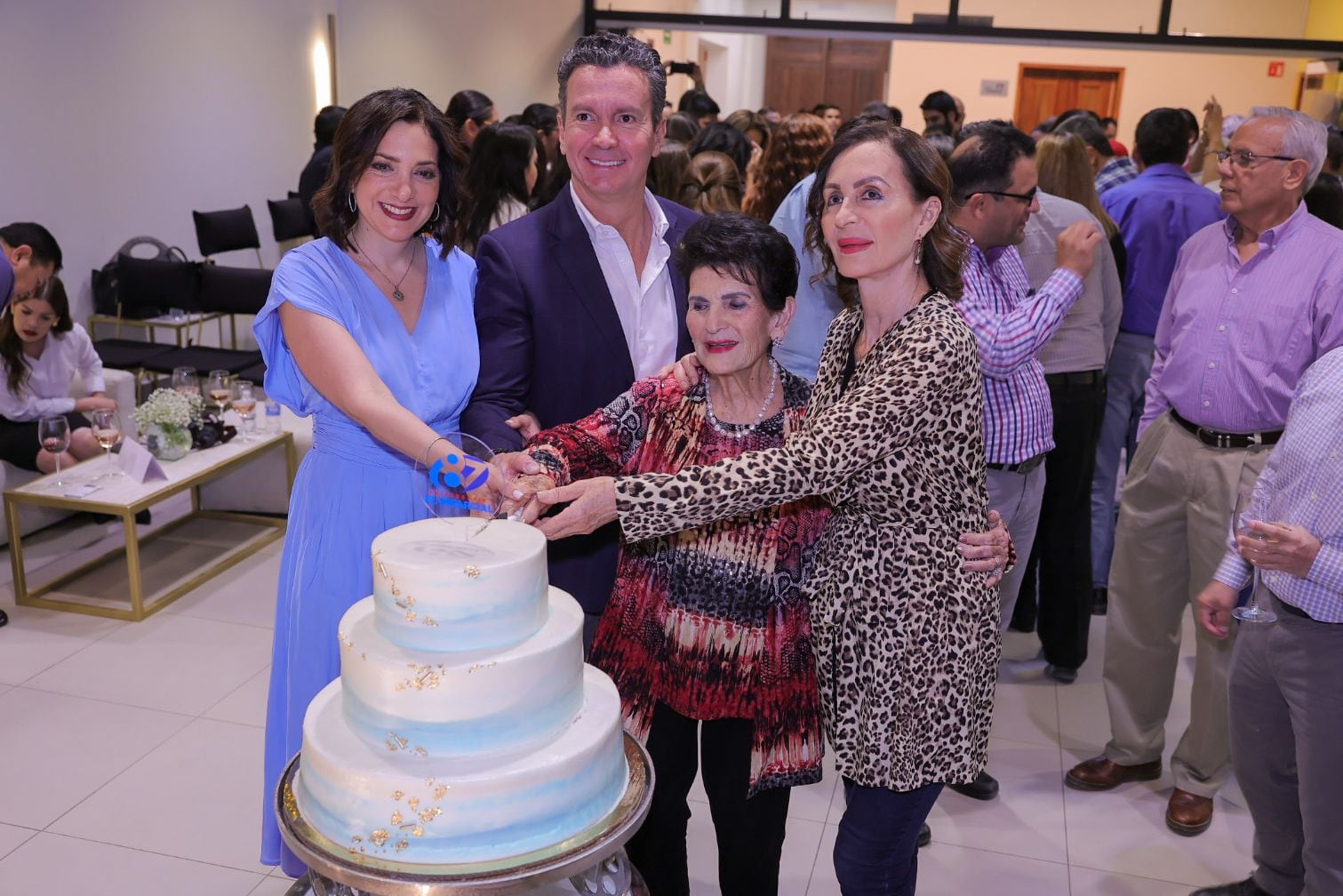 Juan Fernando Healy Loera estuvo acompañado de su esposa Ana Edith Campuzano de Healy; la señora Silvia Loera de Healy y Rosa Silvia
Healy Loera