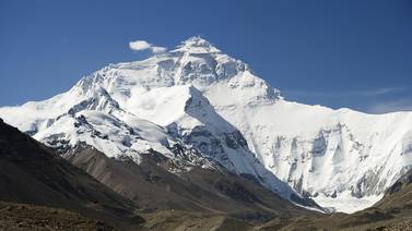 Nepal extiende la escalada al Everest con cientos de montañeros a la espera