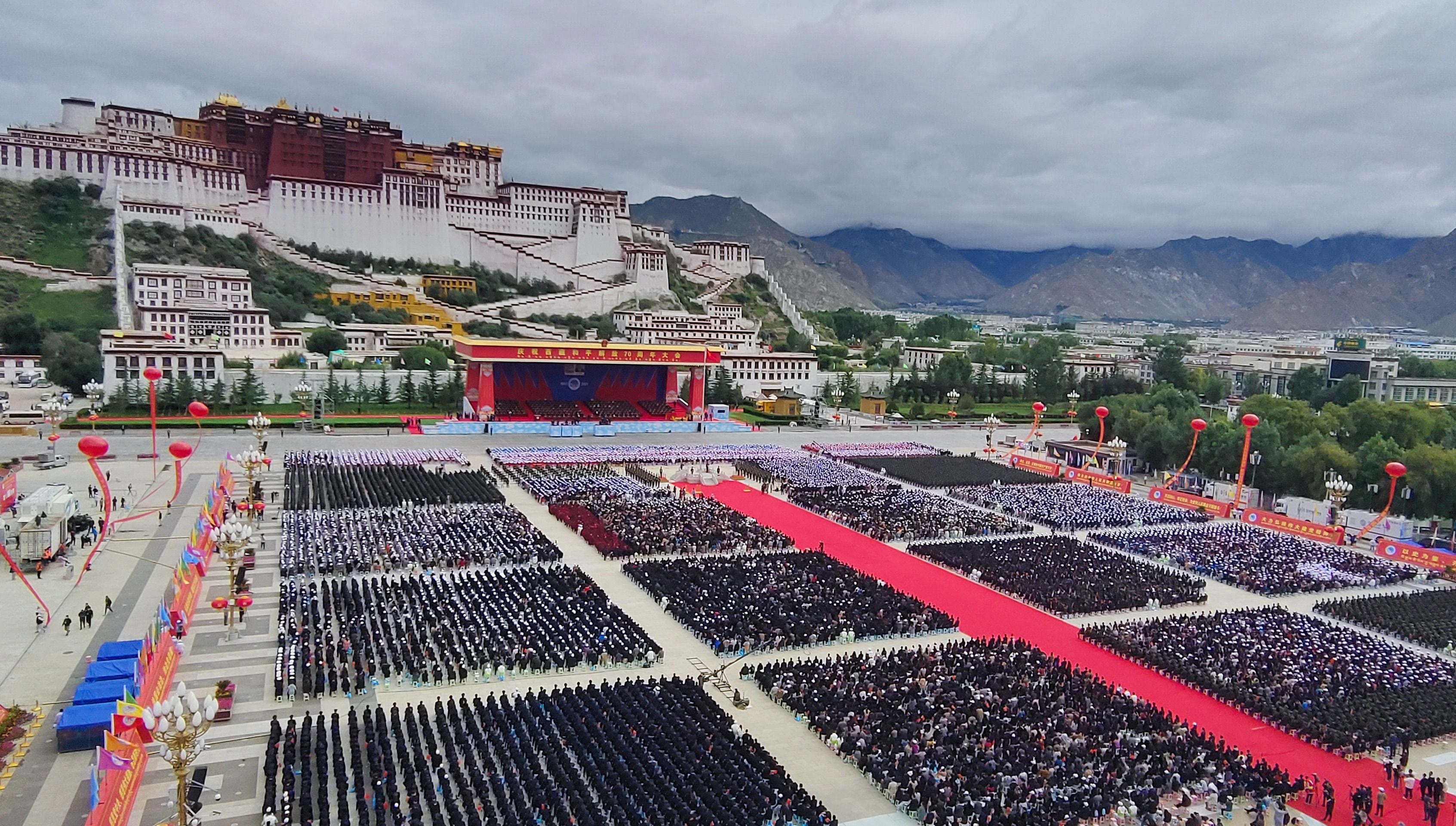 (210819) -- LHASA, 19 agosto, 2021 (Xinhua) -- Una gran reunión se lleva a cabo para conmemorar el 70° aniversario de la liberación pacífica del Tíbet en la plaza del Palacio de Potala, en Lhasa, en la región autónoma del Tíbet, en el suroeste de China, el 19 de agosto de 2021. Más de 20.000 personas de diversos grupos étnicos asistieron al evento celebrado en Lhasa. (Xinhua/Sun Ruibo) (ah) (da) (vf)