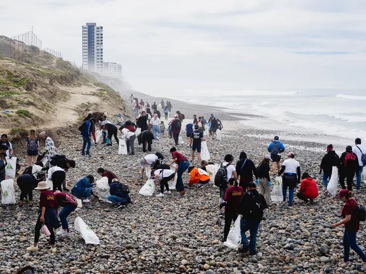 Recolectan 1 tonelada de basura en playas de Tijuana