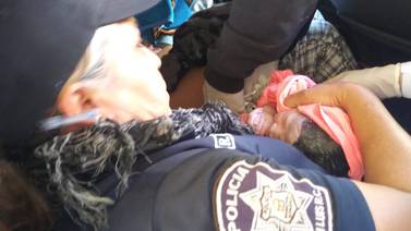 Policía atiende a mujer en parto, en SLRC