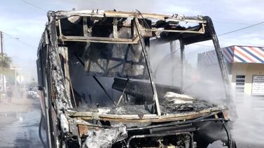Arde autobús urbano al oriente de Mexicali