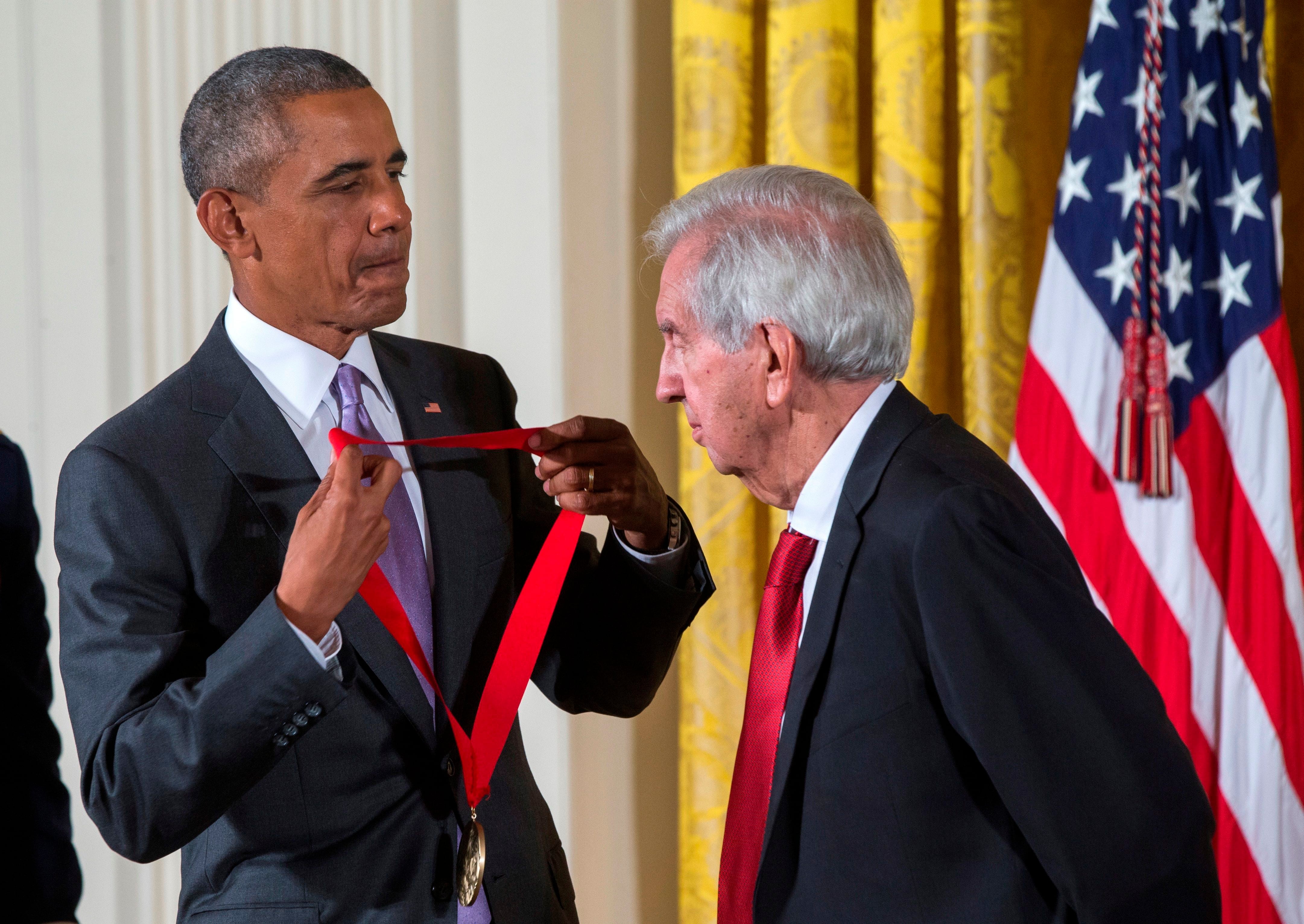 Washington (United States), 10/09/2015.- (FILE) - US President Barack Obama (L) presents a 2014 National Humanities Medal to Larry McMurtry (R), for his books, essays, and screenplays in the East Room of the White House in Washington, DC, USA, 10 September 2015 (reissued 26 March 2021). According to his represantative, Larry McMurtry has died aged 84 on 25 March 2021. (Estados Unidos) EFE/EPA/JIM LO SCALZO
