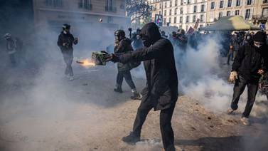 Hombre pierde la mano por una granada durante protesta en Francia