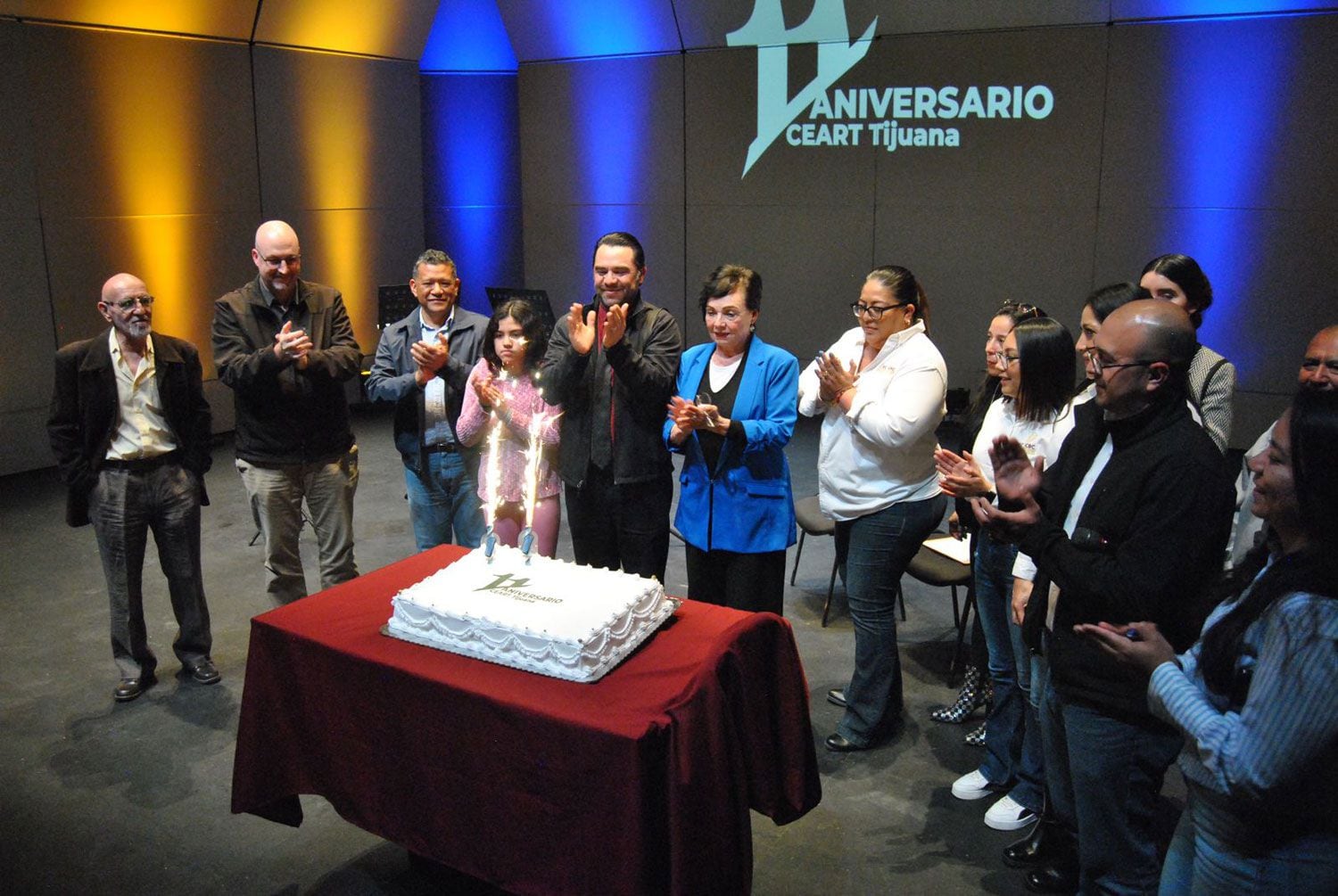 En compañía de la comunidad artística, docente y usuarios, la Secretaría de Cultura de Baja California celebró con las tradicionales mañanitas y partida de pastel.