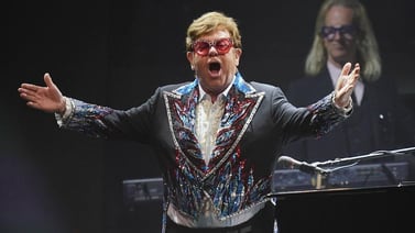Hospitalizan a Elton John tras sufrir caída en su domicilio