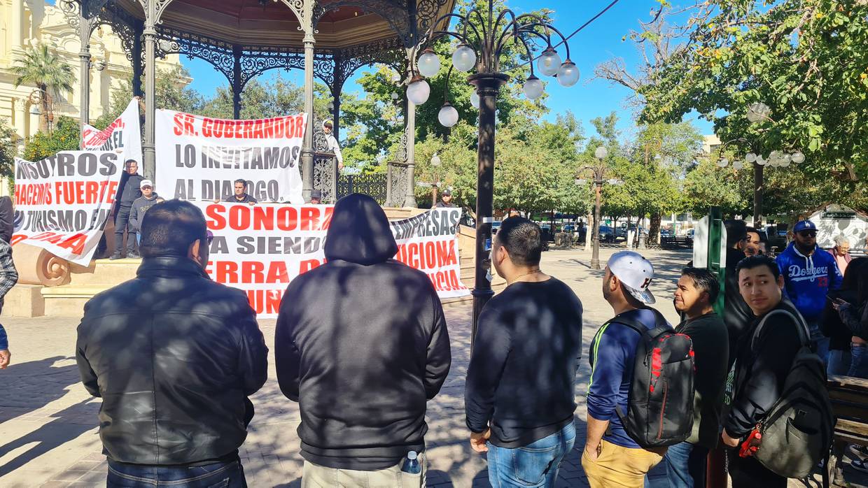Empleados de bares y cantinas que se dicen afectados por las acciones de los últimos operativos, protestaron ayer frente a Palacio.