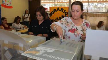 Con retraso de dos horas y falta de funcionarios, habitantes de Baviácora comenzaron a votar