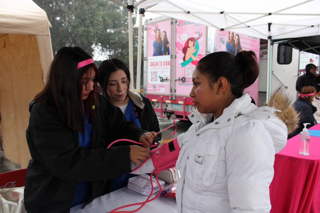 Invitan a mujeres a aprovechar servicios de detección de cáncer en módulos rosa