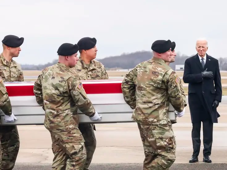 Joe Biden recibe los féretros de tres militares estadounidenses muertos en el ataque en Jordania