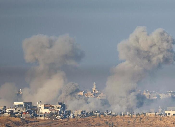 Columnas de humo se elevan al cielo tras un bombardeo israelí en Gaza, visto desde el sur de Israel. 3 diciembre 2023. REUTERS/Alexander Ermochenko